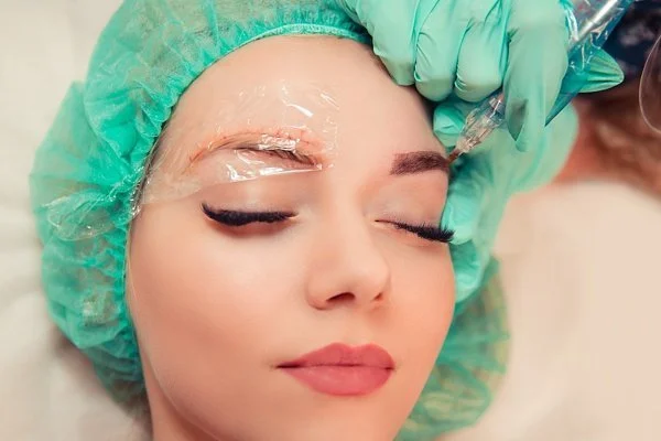 performing the eyebrow microblading procedure